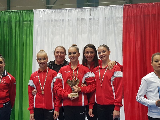 LE GINNASTE CON LE ALLENATRICI CANTALUPPI E ROSSI